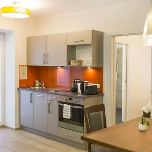 By Gruene Zur Post - 100 % Bio & Ceconi , Salisburgo Austria